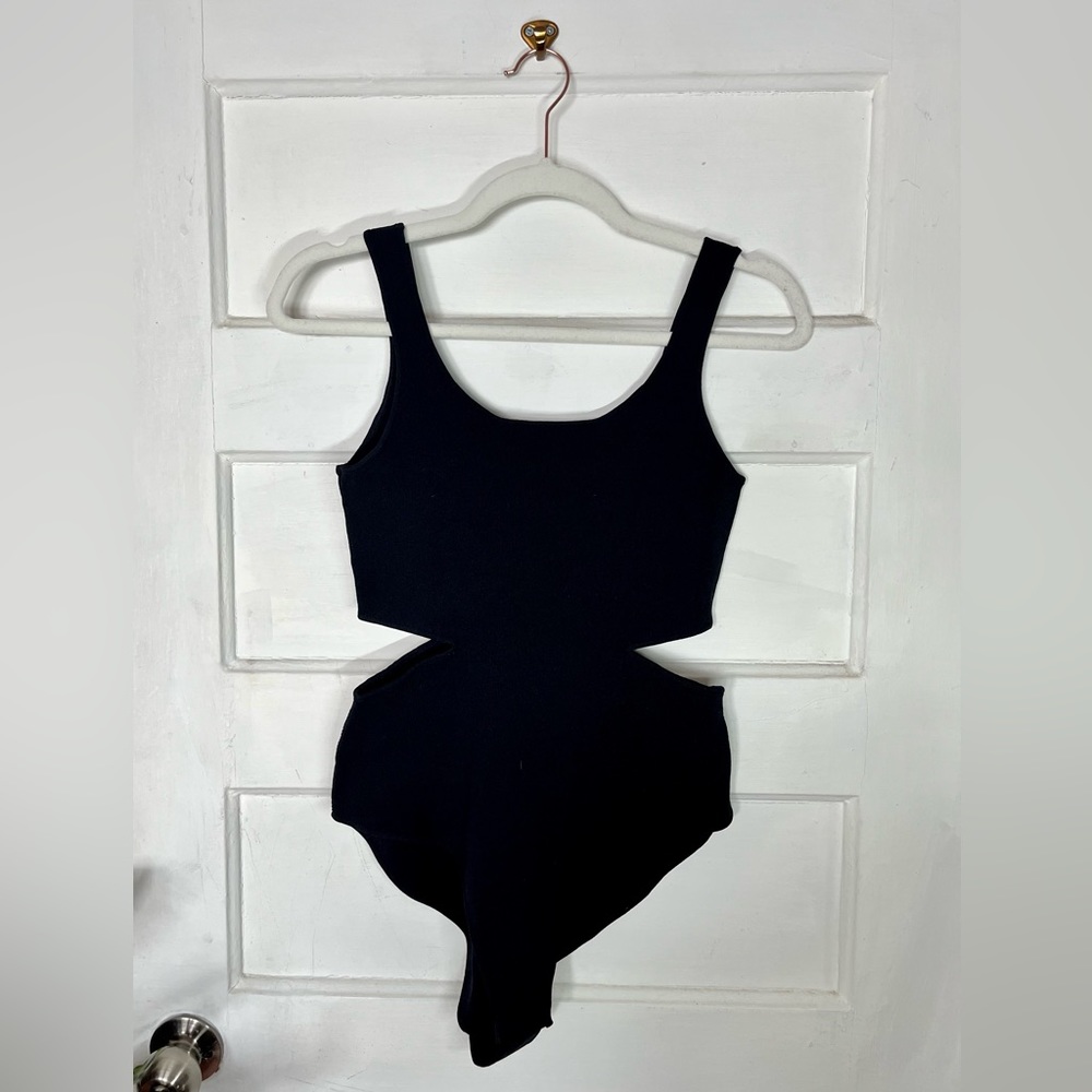 ❤️ Black cut out tightly-ribbed bodysuit